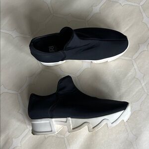 iRi Black & White Slip-On Italian Platform Sneakers 39 1/2 Designed in New York